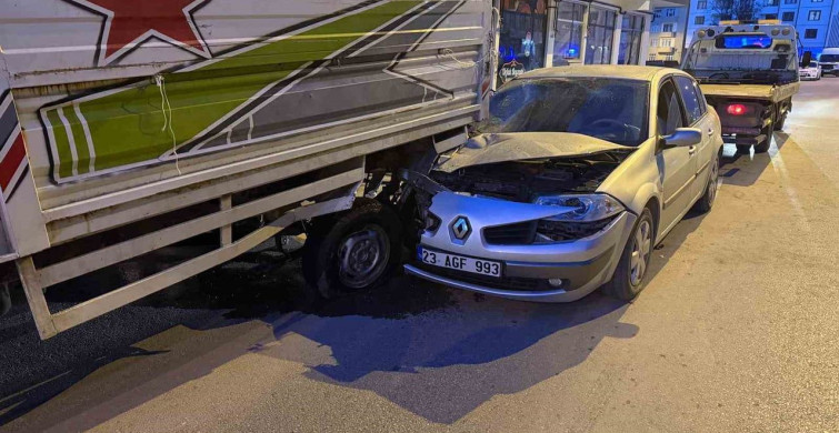 Elazığ'da Otomobil-Kamyonet Çarpıştı: 1 Yaralı