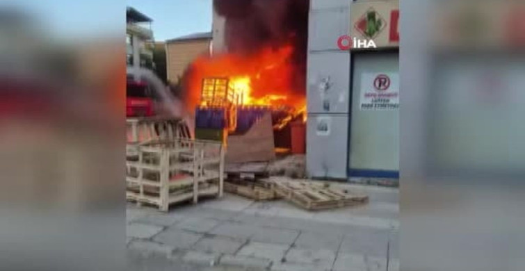 Elazığ'da palet yangını binaya sıçradı
