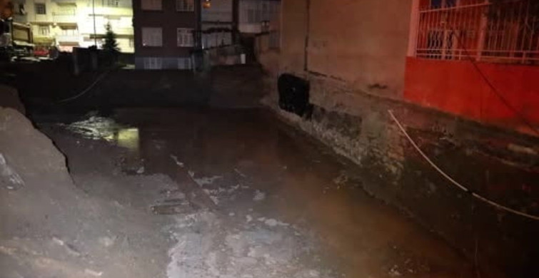 Elazığ'da Sağanak Yağışın Etkisi: İnşaat Temeline Su Doldu