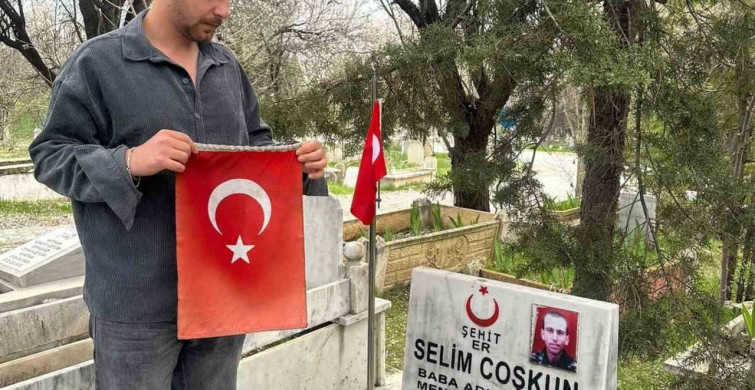 Elazığ'da Şehit Kabirlerine Bayrak Değişimi Yapıldı