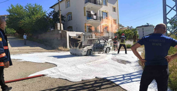 Elazığ'da Seyir Halindeyken Yanan Araç Kullanılamaz Hale Geldi
