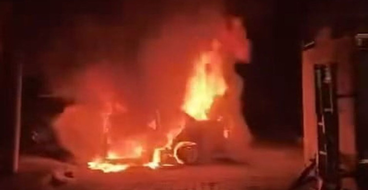 Elazığ'da TOFAŞ Araç Alev Alev Yandı