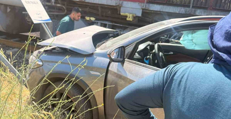 Elazığ'da tren otomobile çarptı