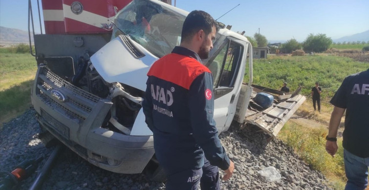 Elazığ'da Trenin Çarptığı Kamyonet Sürücüsü Yaralandı