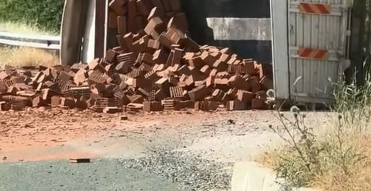 Elazığ’da tuğla yüklü kamyon devrildi, 1 kişi hafif yaralandı