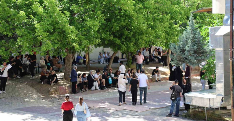 Elazığ'da YKS maratonu başladı: 37 binden fazla aday geleceği için sıralardaki yerini aldı