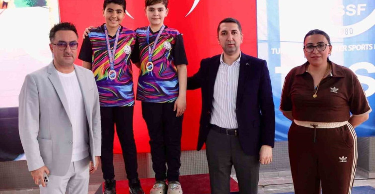 Elazığ'da Yüzmede Büyük Başarı: 19 Madalya