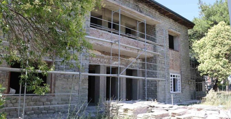Elazığ'daki tarihi öğretmenevinde restorasyon çalışmaları devam ediyor