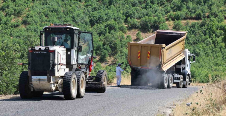 Elazığ'ın köy yollarında asfalt iyileştirme çalışmaları devam ediyor