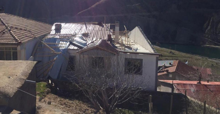 Elazığ'da Şiddetli Fırtına Çatıları Uçurdu