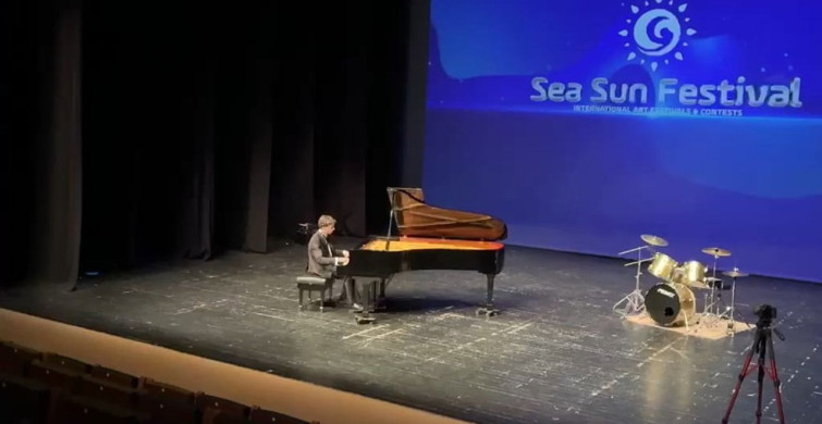 Elazığlı Piyanist Ömer Gür, İspanya'da Birinciliği Kazandı
