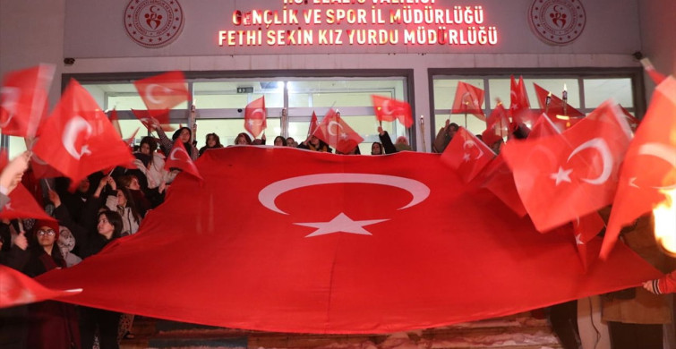 Elazığlı Üniversitelilerden Türk Bayrağına Sahip Çıkma Tepkisi