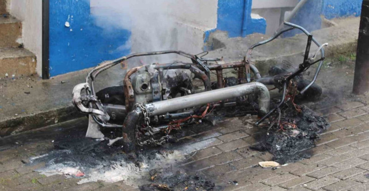 Elektrikli Motosiklet Yangını Efeler'de Korkuttu