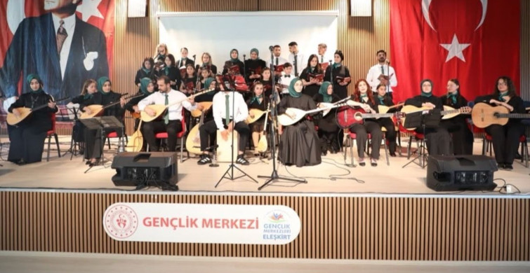 Eleşkirt'te gençlik konseri ve el sanatları sergisi düzenlendi