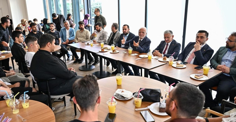 Elitaş, Başakşehir’de Türkiye Yüzyılı Buluşmaları Kapsamında Temaslarda Bulundu