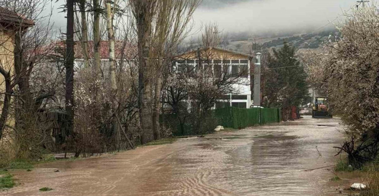 Elmalı'da Sağanak Yağış Tarım Alanlarını Vurdu