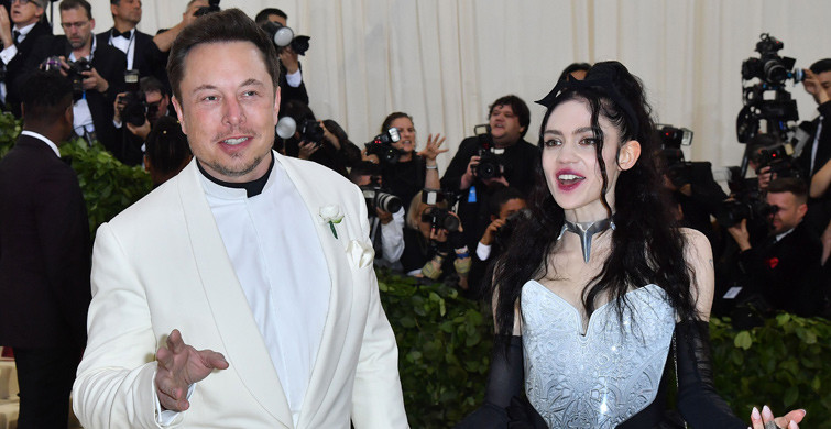 Elon Musk’ın Kız Arkadaşı Grimes’in Sırtı Görenleri Şaşırttı!