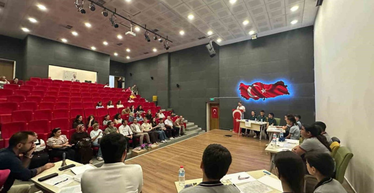 Emcelli Ortaokulu, Sarıgöl'deki bilgi yarışmasının şampiyonu oldu