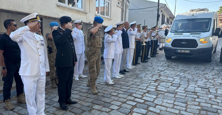Emekli Deniz Yarbay İz Metin'in Cenaze Töreni