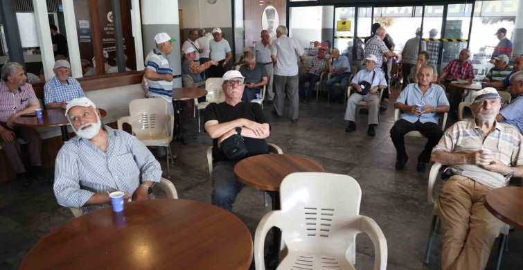 Emeklilere ücretsiz çay ve kütüphane imkanı sunan emekli kahveleri