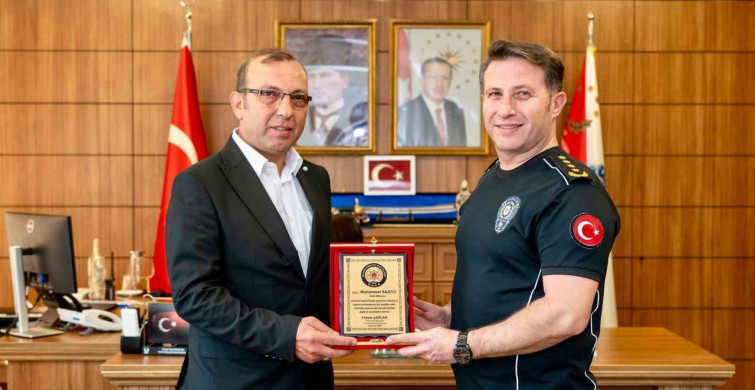 Emekliye ayrılan polis memuruna veda plaketi takdim edildi