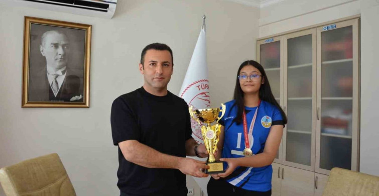 Emet kaymakamı Başkapan, il birincisi kız voleybol takımını kabul etti