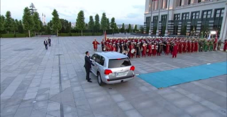 Emine Erdoğan, Macron’un elini öpmesine izin vermedi