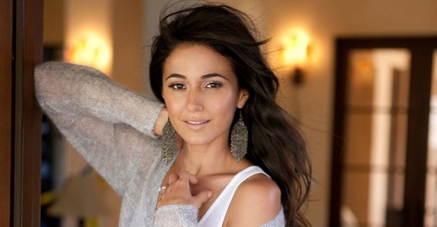 Emmanuelle Chriqui Superman & Lois Dizisinde  