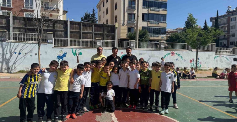 Emniyet Müdürü Celal Özcan'dan Öğrencilere Futbol ve İlham Dolu Ziyaret