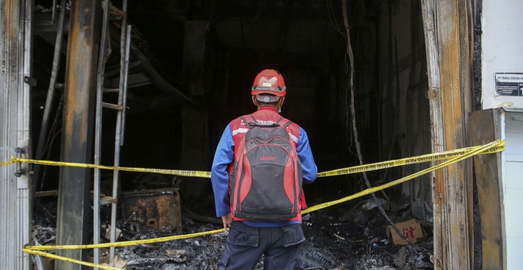Endonezya'da 7 Katlı Binada Yangın: 22 Ölü