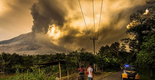Endonezya'da Sinabung Yanardağı'nda Patlama Yaşandı!