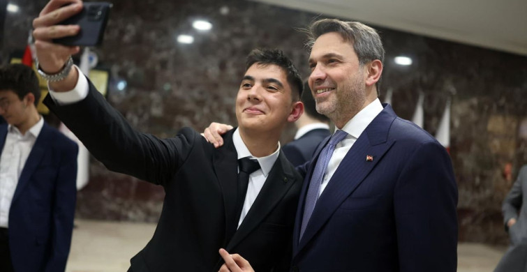 Enerji ve Tabii Kaynaklar Bakanı Bayraktar Lise Öğrencileriyle İftarda Bir Araya Geldi