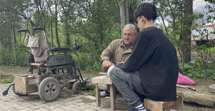Engelli Baba ve Oğlu Bıçak Bileyerek Geçim Sağlıyor