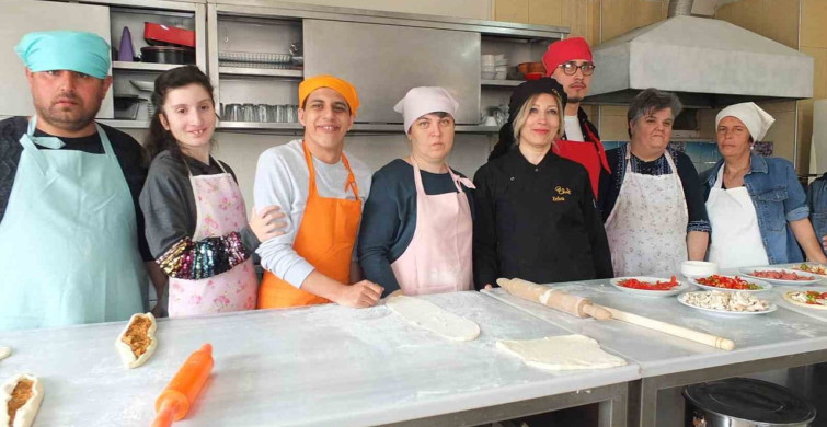 Engelli Gençlerin Mutlu Anları: Pide ve Pizza Yaparak Hayatlarına Renk Katıyorlar
