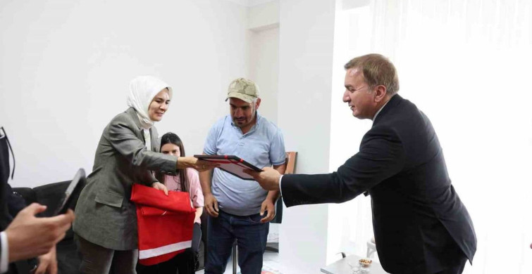 Engelli kardeşlerine ömrünü adayan Çilem’e ev tapusu teslim edildi