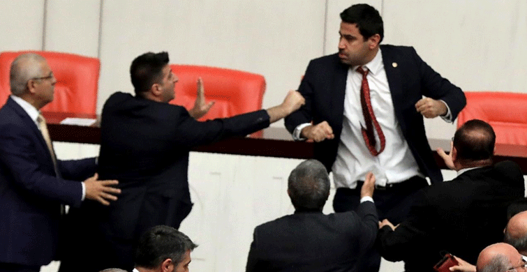 Engin Özkoç'a Yumruk Atan Ak Parti'li Vekilin Eli Kırıldı