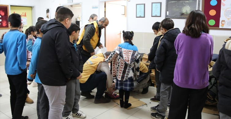 Erciş'te İhtiyaç Sahibi Öğrencilere Bot ve Mont Yardımı