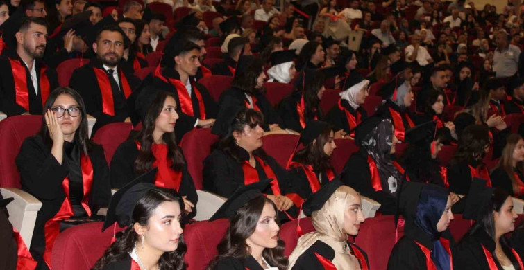Erciyes Üniversitesi İktisadi ve İdari Bilimler Fakültesi 44. dönem mezunlarını verdi