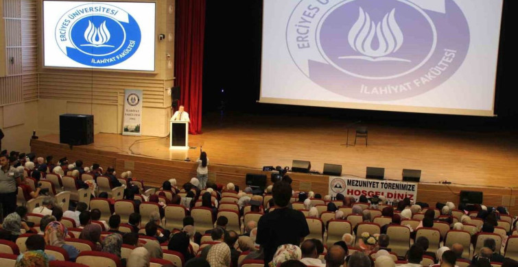 Erciyes Üniversitesi İlahiyat Fakültesi'nde mezuniyet sevinci