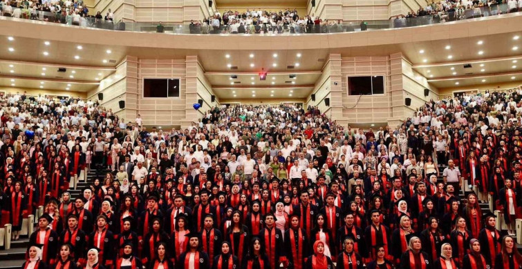 Erciyes Üniversitesi sağlık hizmetleri meslek yüksekokulu mezuniyet töreni düzenlendi