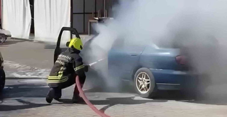 Erdemli’de hareket halindeki otomobilde yangın çıktı
