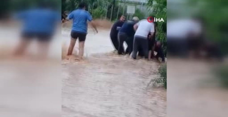 Erdemli'de Sele Kapılan Şahıs Vatandaşlar Tarafından Kurtarıldı
