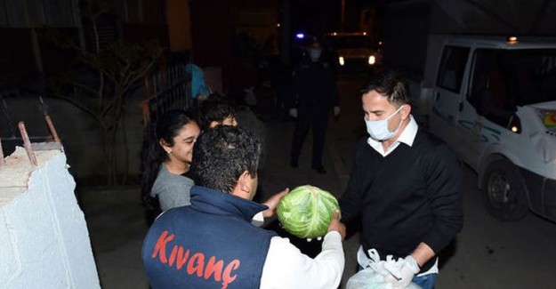 Ergün Penbe Kapı Kapı Dolaşarak Gıda Ve Hijyen Paketi Dağıttı