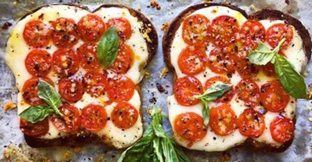 Erimiş Mozzarella ve Kiraz Domatesli Tost  