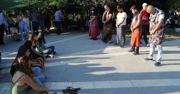 Erkek Tiyatroculardan Kadına Şiddete Etekli Tepki