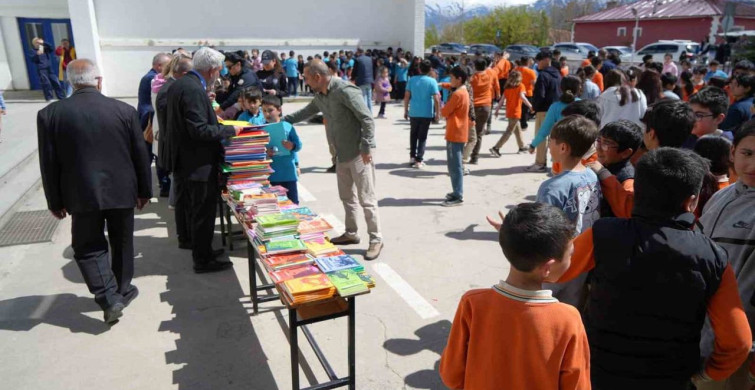 Ersin Bilge, Erzincan'da Öğrencilere Kitap Hediye Etti