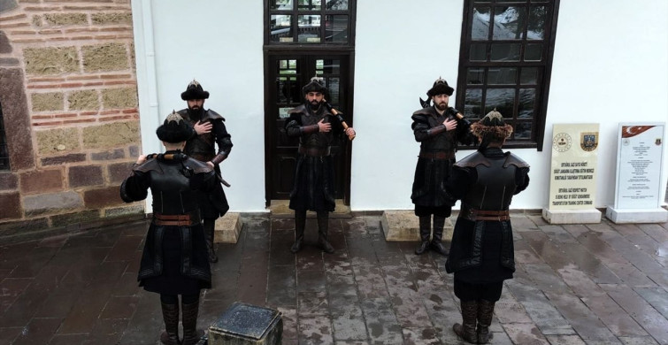 Ertuğrul Gazi Türbesi'nde Saygı Nöbeti Geliştirildi