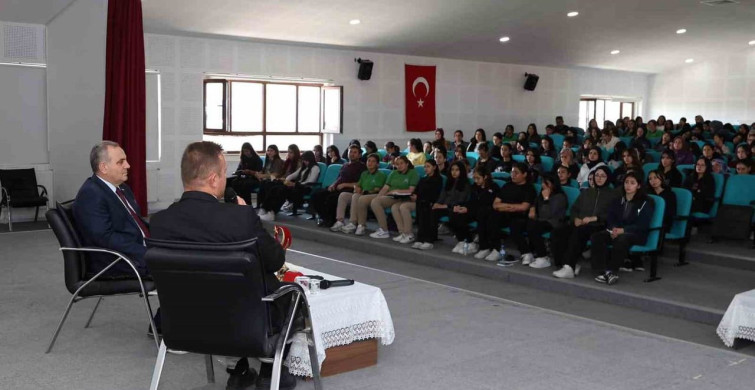 ERÜ Rektörü Altun Develi'de Öğrencilerle Buluştu