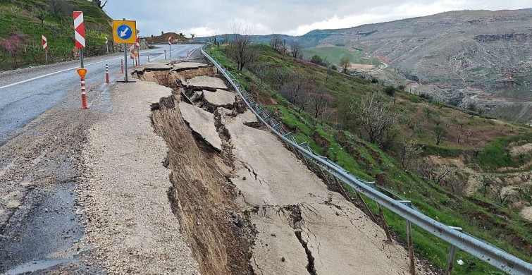 Eruh’taki Heyelan Sonrası Yol Çöktü