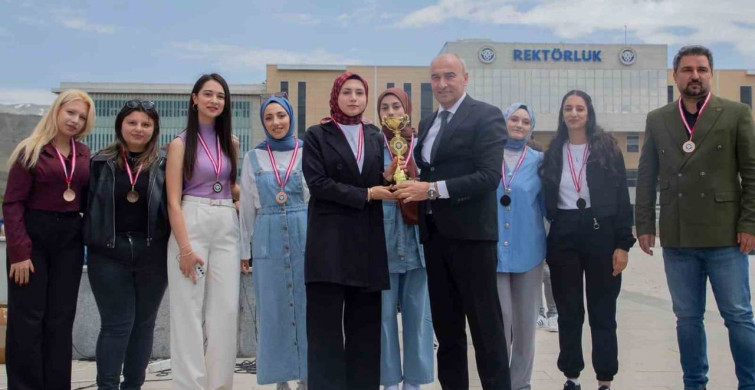 Erzincan Binali Yıldırım Üniversitesi'nde Bahar Şenlikleri Ödül Töreni